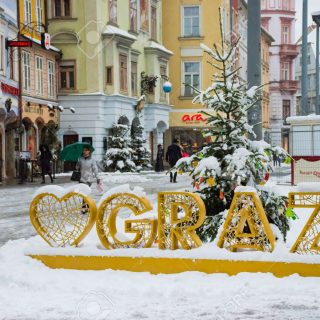 https://transturist.com/wp-content/uploads/2024/12/181855050-graz-austria-december-09-2021-people-walking-through-snow-in-main-square-hauptplatz-in-the-city-320x320.jpg